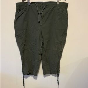 Women’s Green Cargo Capris
